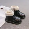 Botas de Cuero Cómodas de Suela Blanda para Niñas 2026 Nuevo Estilo Otoño/Invierno Zapatos de Algodón Estilo Retro para Niños Botas Cálidas con Forro de Felpa para Niños Medianos y Grandes