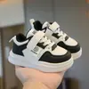 Tênis infantil, idades 1-3, com sola macia, com fechos de velcro, tênis esportivo para meninos, tênis branco, calçado para bebê aprender a andar, atacado do fabricante