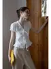 Camisa Egka de Encaje Blanco con Cordones, Cuello en V y Mangas Abullonadas para Mujer, Diseño de Volantes de Verano, Estilo Corto, Top Elegante y Adelgazante