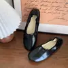 Sapatos femininos versáteis novos de nicho 2026 com sola macia, confortáveis, estilo ballet, sem cadarço, com laço, design plano