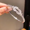 Pulseira Geométricas Flor Borboleta de Zircônia Estilo Minimalista Europeu e Americano, Pulseira Fashion e Exquisita, Joias de Luxo Leve de Alta Qualidade Atacado