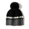 Gorro de Punto Casual Cálido y de Moda de Cachemira 2026 Otoño e Invierno Nuevo para Mujer de Gama Alta con Bloques de Color, Patrón de Retorcido en Forma de Diamante y Pompón