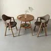 Juego de mesa y sillas redondas de estilo nórdico, de lujo ligero, adecuado para balcones de casa, cafeterías y áreas de ocio; una mesa redonda pequeña con dos sillas