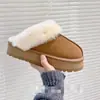Pantuflas esponjosas de suela gruesa para mujer, para usar en exteriores, nuevo estilo 2026, invierno, con forro polar adicional para abrigar, botas de nieve, empalme de cuero y pelo, semiabiertas, zapatos de algodón