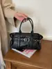 2026 Novo Modelo Bolsa de Mão Feminina Grande Capacidade Bolsa Tote para o Dia a Dia Bolsa de Ombro Estilo Biker Retrô Europeu e Americano