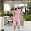Verão 2026 Novo Terno Bordado de Seda de Gelo Plissado Feminino Cor Sólida Casual Versátil Esportivo Estilo Preguiçoso Feminino Chiba