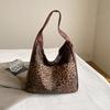 Bolso con estampado de leopardo para mujer, gran capacidad, nuevo bolso de compras informal para otoño e invierno de 2024, bolso de mano para ir al trabajo y combinar con todo.