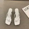 Sandalias de tacón alto estilo francés de nicho, zapatos de hada, nuevas sandalias de chancla de moda para exteriores de verano 2025, sandalias de tacón de aguja