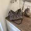2026 Nuevo Estilo Chica Caliente Gran Capacidad Texturizada Lujo Ligero Bolso de Hombro Cruzado Tote para Mujeres con Diseño Único de Remaches para Viajar al Trabajo