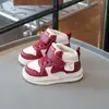 Tênis infantil de cano alto estilo coreano, novo modelo primavera 2026, sapatos esportivos casuais antiderrapantes para meninos e meninas.