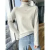 Coleção Outono/Inverno 2026: Suéter Feminino de Cashmere Sem Costura com Barra Rebatida, Caimento Solto, Manga Longa e Gola Alta
