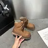 Botas de Cano Curto com Salto Grosso Estilo Francês Outono 2026 Femininas Sola Grossa Botas Martin Femininas Botas Cool Estilo de Rua para Motociclista Calçados Modernos para Estudantes