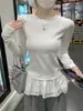 Foto real de camiseta dulce de manga larga con bloques de color estilo coreano de otoño y dobladillo con volantes, top ajustado y favorecedor para mujer 19574