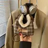 Bolso Pequeño de Felpa a Cuadros Nuevo para Mujer, Bolso de Hombro Cruzado Versátil Estilo Coreano, Bolso de Mano con Adorno de Oso Lindo, Venta Directa de Fábrica