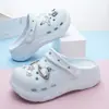 Sapatos Furados Sola Grossa Aumentador de Altura Feminino Verão 2026 Novo Estilo Outdoor Super Quente Absolutamente Bonito Fofo Bico Fechado Sandálias de Praia