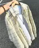 Camisa xadrez preta de manga longa, um look de outono estiloso e jovial para meninos, apresentando um padrão xadrez estilo americano e um visual sofisticado e de alta qualidade com gola entalhada.
