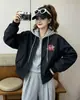 Otoño 2026 Nuevo Estilo Chaqueta Corta Bordada con Capucha de Dos Piezas Falsas para Mujer Estilo Coreano Casual Chaqueta de Béisbol para Mujeres Petites