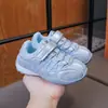 Nuevos Zapatos Infantiles Otoño 2026: Zapatos Deportivos Casuales Cómodos de Suela Suave para Niños, Moda Coreana Versátiles Zapatos de Entrenamiento Alemanes para Niñas