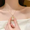 Colar europeu e americano estilo francês com laço de pérolas artificiais para mulheres, simples e elegante, com corrente de clavícula losangular em forma de diamante, design fresco e delicado