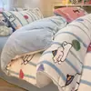Juego de ropa de cama de cuatro piezas de terciopelo de leche, nuevo diseño de dibujos animados 2026, juego de sábana y funda de edredón de vellón de coral para invierno
