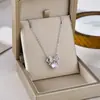 Nova Cadeia de Clavícula de Luxo Versátil com Micro-Cristais e Tachas de Diamante em Aço Titânio Colar Acessórios de Joalheria Não Desbotáveis