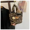 Bolso Transfronterizo con Estampado de Leopardo para Mujer, Nuevo Bolso Cruzado de Lana de Venta Caliente Otoño/Invierno 2026 con un Toque de Lujo, Bolso de Mano Tipo Cubo