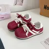 Zapatillas de entrenamiento alemanas de color block únicas para mujer 2026 versión coreana nuevas de verano con suela gruesa versátiles casuales deportivas con suelas suaves B5203