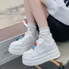 Zapatos Blancos de Plataforma de Suela Gruesa de Gama Alta para Mujer, Tenis que Aumentan la Altura 2025 Súper Calientes Nuevos Populares de Primavera y Otoño Zapatos Deportivos Casuales