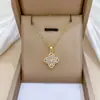 Aretes y Collar de Trébol de Alta Calidad para Mujer, Aretes y Colgante de Cobre Microincrustado con Circonia Cúbica de Lujo Ligero, Elegante Accesorio para el Cuello