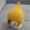 Chapéus Infantis Outono e Inverno Chapéus de Tricô Fofos com Chupeta para Meninos e Meninas, Proteção de Orelha, Quentes Chapéus Lei Feng, Chapéus de Lã para Bebê, Modernos