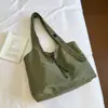 Bolso de nailon de color sólido, retro, casual, versátil, resistente al agua para el invierno de 2026, nuevo estilo para el día a día con un toque de alta gama, bandolera