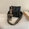 Otoño e Invierno 2025 Nuevo Estilo Moda Casual Personalizada Textura de Nicho Bolso de Hombro para Mujer Bolso Cruzado de Diseño de Nicho