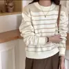 Novo suéter de malha listrada para mulheres, com um design único, solto e casual, em um estilo universitário jovem, com uma fenda nas costas