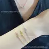 Colar e Pulseira de Ferradura de Ouro V de Alto Padrão Incrustados com Diamantes Fred, Tamanhos Pequeno e Médio, Corrente de Clavícula Banhada a Prata 18K Meia-Pedra e Pedra Cheia