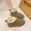 Nueva colección de invierno 2026 de botas de nieve cortas para mujer, forradas de piel y forro polar, disponibles en tallas grandes para ventas transfronterizas, diseñadas para uso en exteriores y que proporcionan calor adicional.