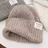 Gorro de tricô retrô com aplique de letra para outono e inverno para mulheres, afina o rosto, quente, protege as orelhas, versátil, adequado para cabeças grandes, moderno