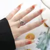 Anel Aberto com Design de Nicho Interessante Feito de Aço Inoxidável, Anel para Dedo Indicador com um Toque de Luxo Leve, Moderno e Fashion, Acessório Versátil Estilo Coreano
