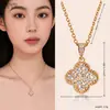 Collar de Acero de Titanio de Trébol de Cuatro Hojas Más Vendido Colgante Completo de Diamante Lujo Ligero Moda Diaria Diseño de Nicho Accesorios de Collar para Mujeres