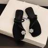Pantuflas de exterior para mujer 2026 verano nuevas de moda sandalias planas de tacón grueso para mujer con tira en los dedos del pie