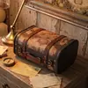 Maleta de madera vintage estilo europeo con acabado de cuero envejecido, utilizada como caja de almacenamiento, un accesorio para juegos de escape room, o una caja de exhibición para escaparates