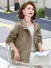 Conjunto de Otoño para Mamá 2026 Nuevo Elegante y Moderno Gabardina para Mujeres de Mediana Edad 50 Años, Chaqueta con Cuello de Solapa