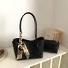 2026 Verano Nuevo Bolso Tote de Gran Capacidad para Viajar Simple Versátil Bolso de Hombro Único Moda Tendencia Temperamento al por Mayor Bolsos para Mujer