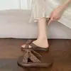 Sandálias Femininas de Verão 2026 Novo Estilo com Laço e Solado Grosso para Uso ao Ar Livre, Adequadas para Combinar com Vestidos, Sandálias Slip-On de Alta Moda