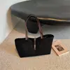 Bolsa de ombro de camurça com estampa de leopardo vintage estilo coreano, moderna e estilosa, bolsa de axila única, bolsa tote com vibe descontraída de nicho
