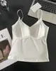 Nueva Camisola de Tencel Lyocell Primavera/Verano con Copas, Ajuste Delgado de Cuello en V, Hermoso Diseño en la Espalda, Camisola Base