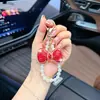 Llavero de lazo de moda con diamantes completos y cadena de perlas, un colgante lindo y brillante para bolsos, cadenas de teléfono y accesorios