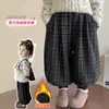 Pantalones de harén cálidos a cuadros forrados de forro polar para niñas estilo coreano, nueva colección otoño/invierno 2026, pantalones largos gruesos y elegantes para niñas pequeñas