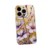 La funda para teléfono Amazon más vendida, estilo lujo ligero, base dorada, magnolia púrpura y blanca dorada, cubierta completa de una sola capa para iPhone 17 Pro