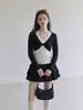 Camiseta feminina estilo coreano hot girl com estampa de bolinhas, gola halter com amarração, falso duas peças, decote V, manga longa curta, outono 2026, slim fit
