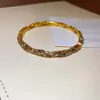 Nova Pulseira Torcida de Três Camadas com Incrustações de Diamante Moda Exquisita Temperamento Versátil Pulseira Toque de Luxo Leve Joia de Mão de Alta Qualidade